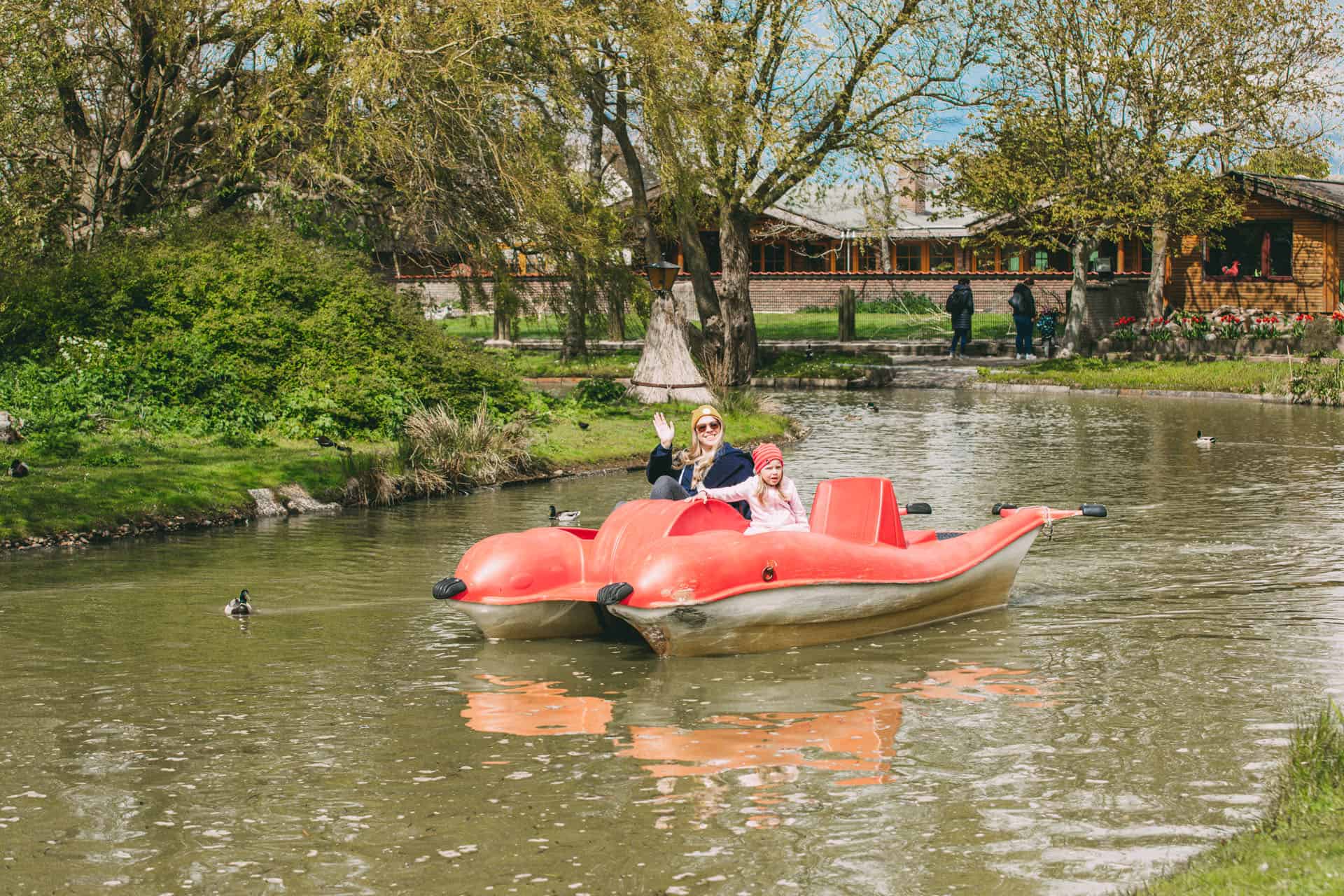 Tierpark Tinnum im Frühling auf Sylt: Tretboote leihen