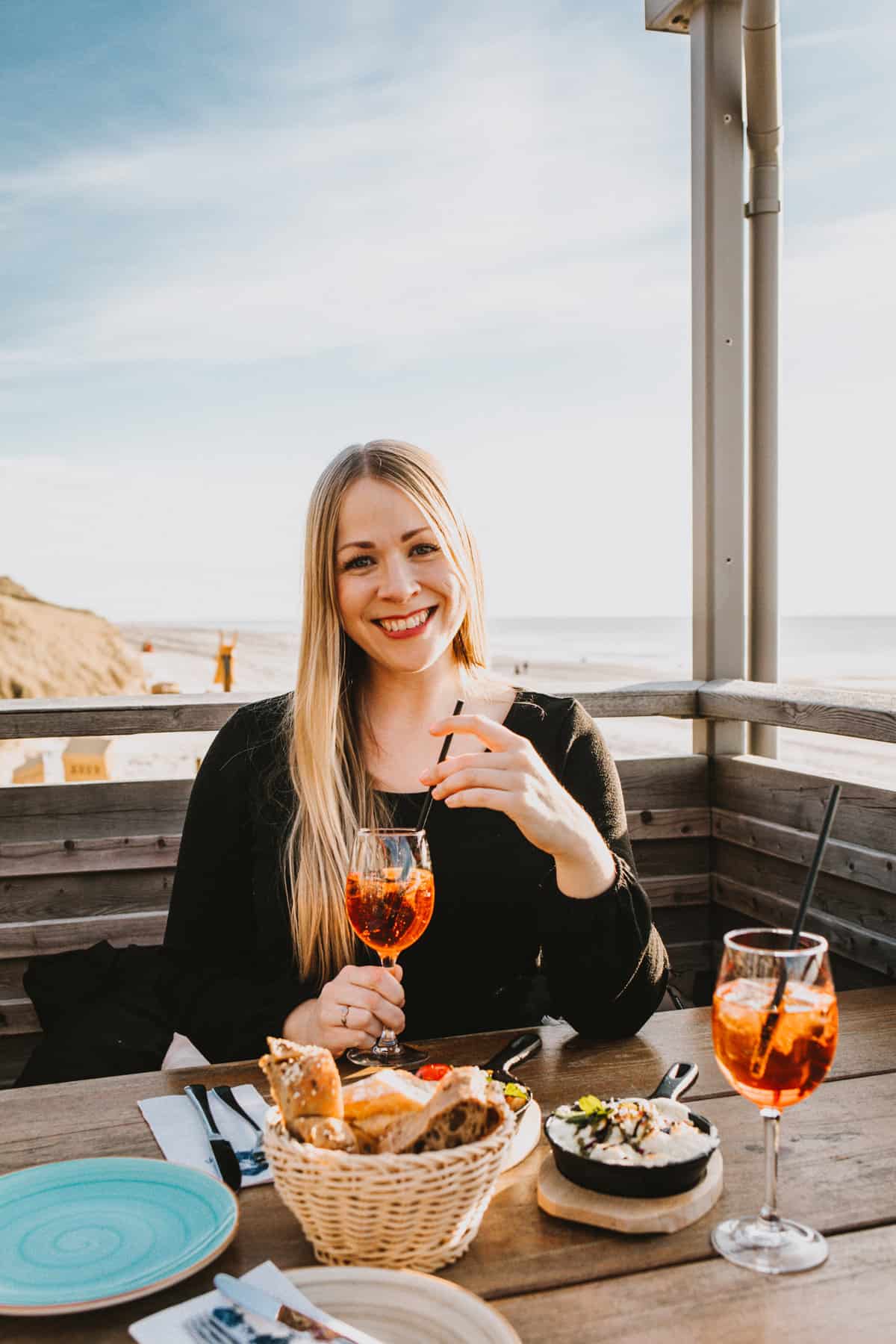Finja mit Aperol in der Hand