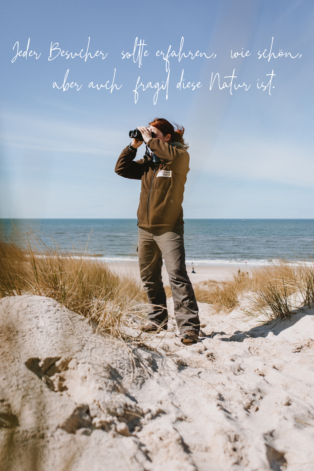 Nationalpark-Rangerin Anne Schacht mit Fernglas