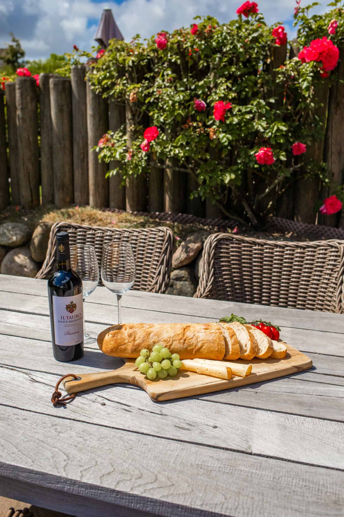 Gedeckter Tisch auf der Terrasse
