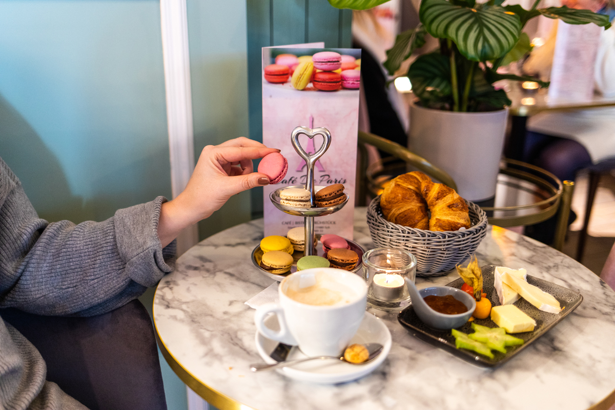 Tagesausflug nach Sylt: Frühstück mit Croissants und Macarons im Café de Paris in Westerland