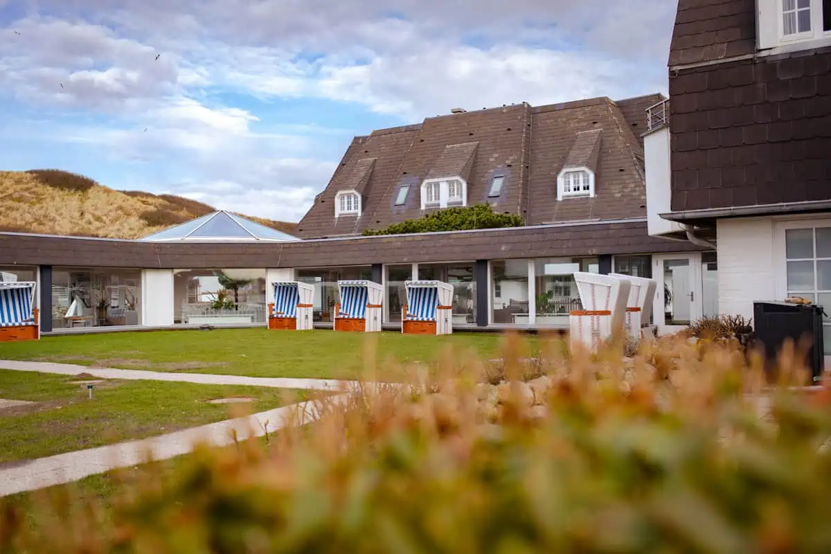 Dorint Strandresort & Spa: Außenbereich mit Strandkörben