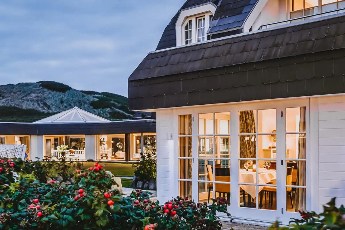 Dorint Strandresort & Spa in Westerland auf Sylt: Ebbe & Food Restaurant außen