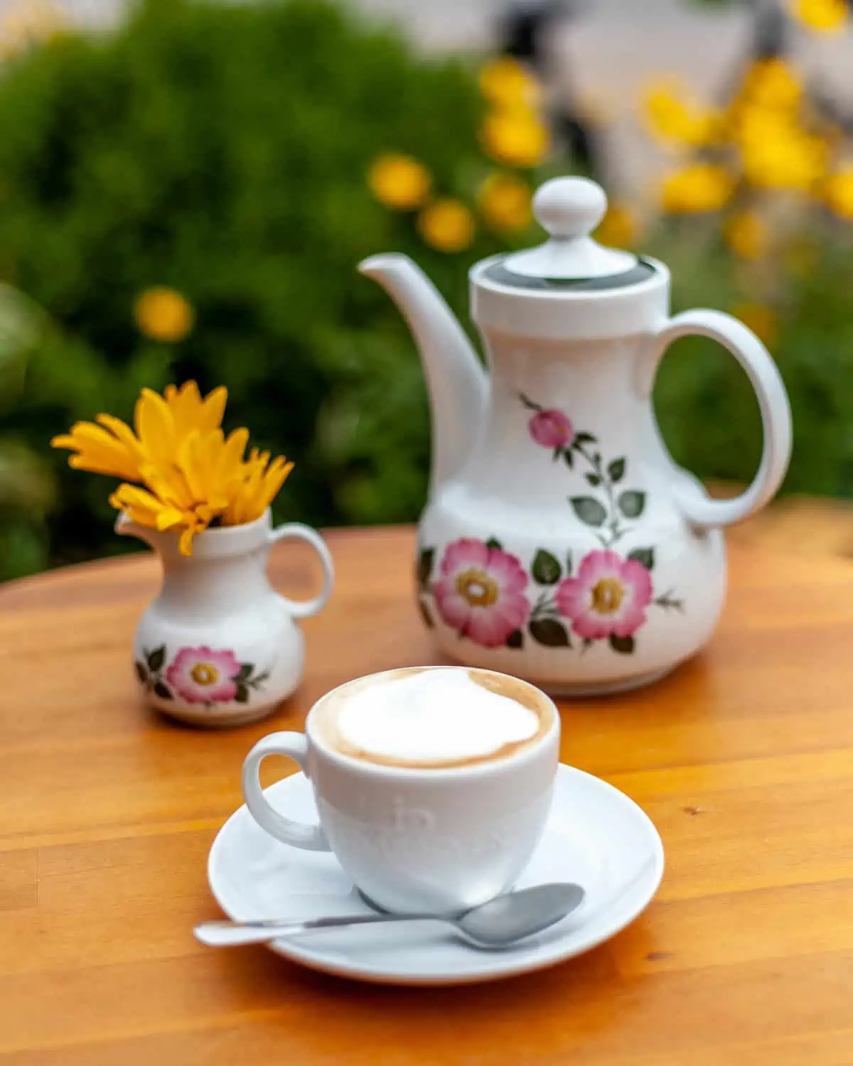 Sylt im Frühling: Cappuccino trinken im Garten von der Kaffeekurve Braderup