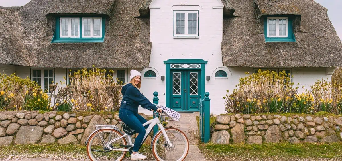 Sylt im Frühling: Sylt Fräulein auf dem Fahrrad in Keitum