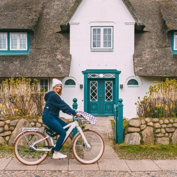 Sylt im Frühling: Sylt Fräulein auf dem Fahrrad in Keitum