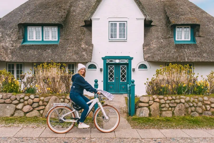 Sylt im Frühling: Sylt Fräulein auf dem Fahrrad in Keitum