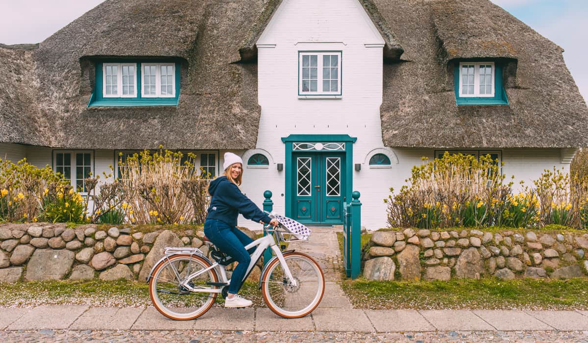 Sylt im Frühling: Sylt Fräulein auf dem Fahrrad in Keitum