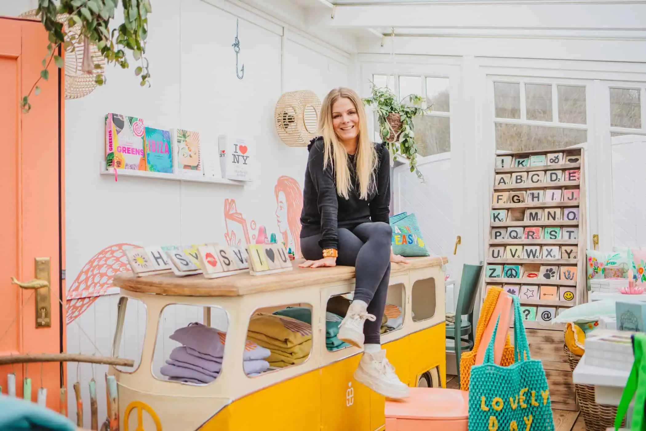 Mirja auf Theke im Pop-Up-Store im Taatjem Deel