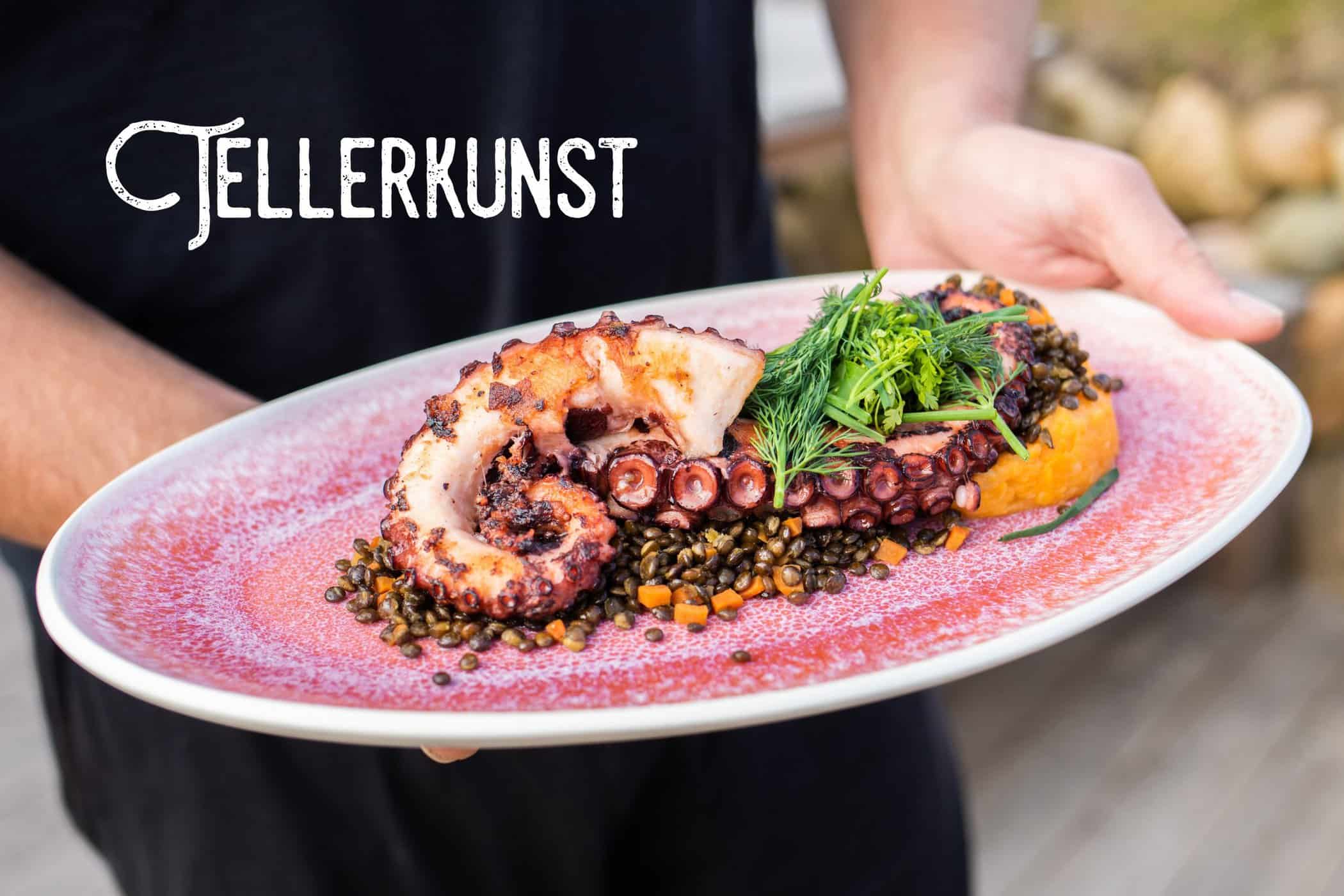 Gegrillter Pulpo auf rosa Teller 