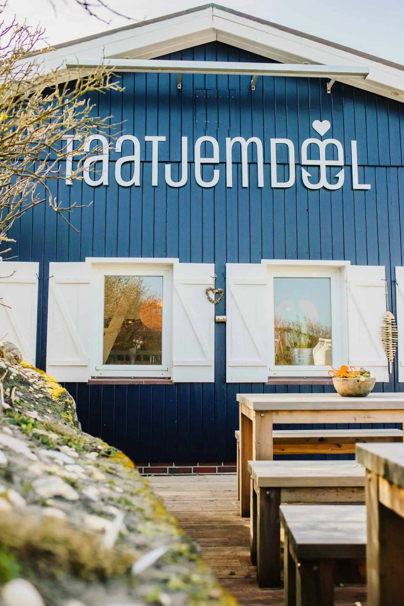 Außenfassade des Taatjdem Deels von der Terrasse aus