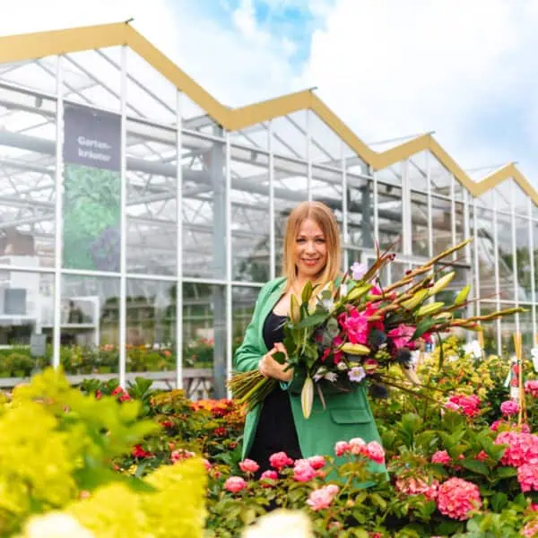 Gartencenter Harms in Keitum Sylt Fräulein mit Blumenstrauss