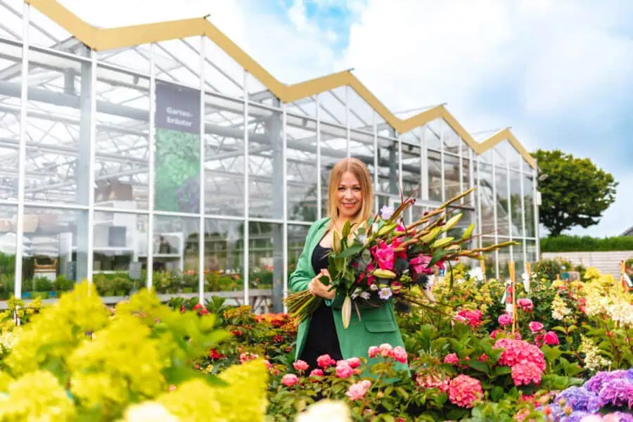 Gartencenter Harms in Keitum Sylt Fräulein mit Blumenstrauss