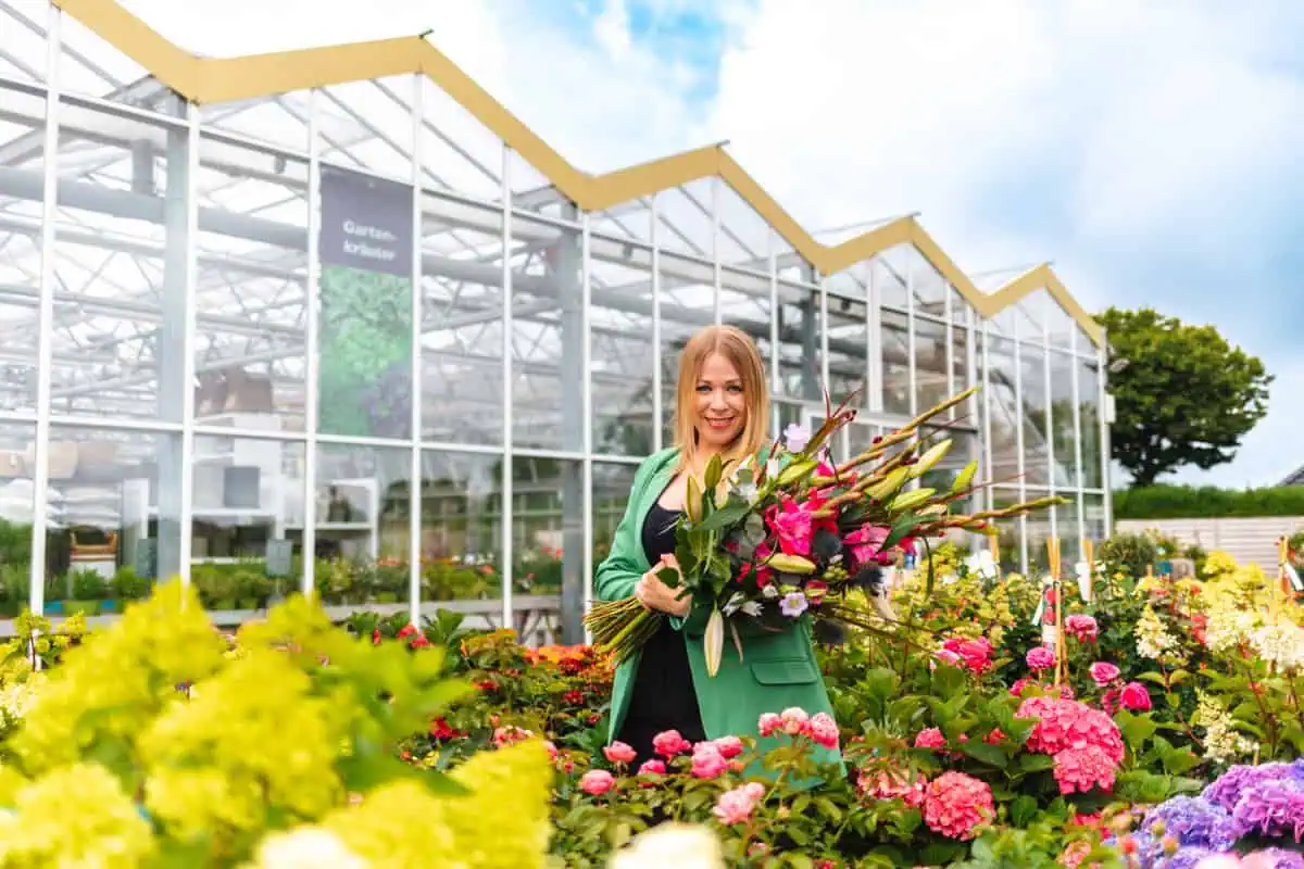 Gartencenter Harms in Keitum Sylt Fräulein mit Blumenstrauss