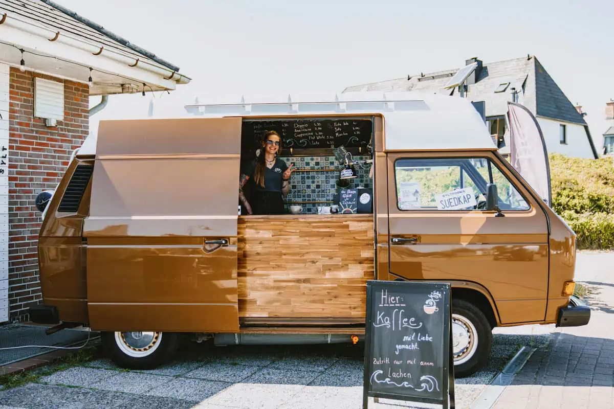 Vegan auf Sylt: Der ausgebaute Bully vor dem Salty Elements Store in Hörnum versorgt dich mit Kaffee und ausschließlich Hafermilch. 