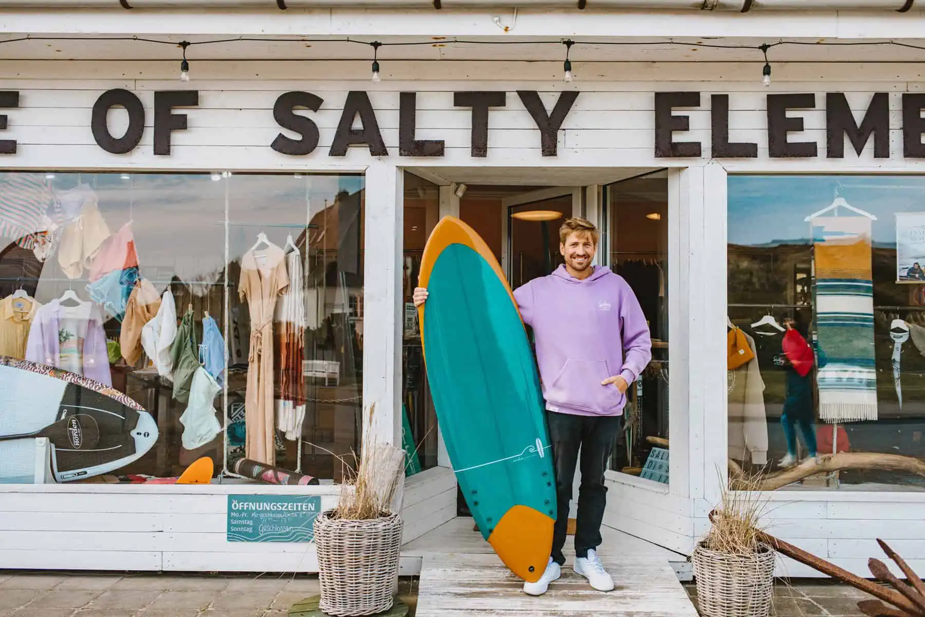 Christopher Bünger vor seinem Laden Home of Salty Elements in Hörnum 