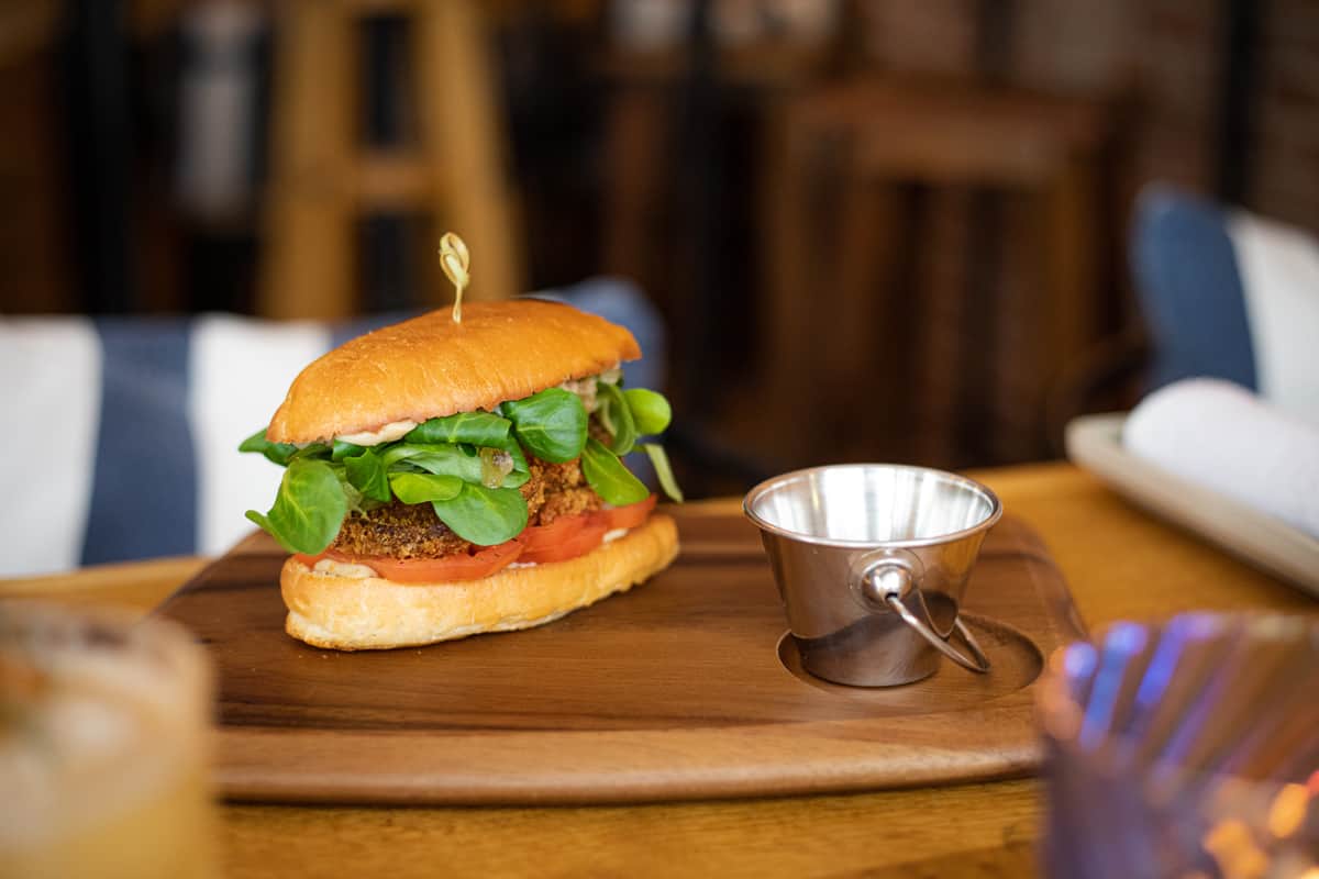 Der vegane Burger aus dem Restaurant Foodporn Sylt in Westerland