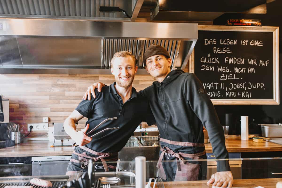 Das Team des Curry De Lüx Restaurants in Rantum lächelt in die Kamera