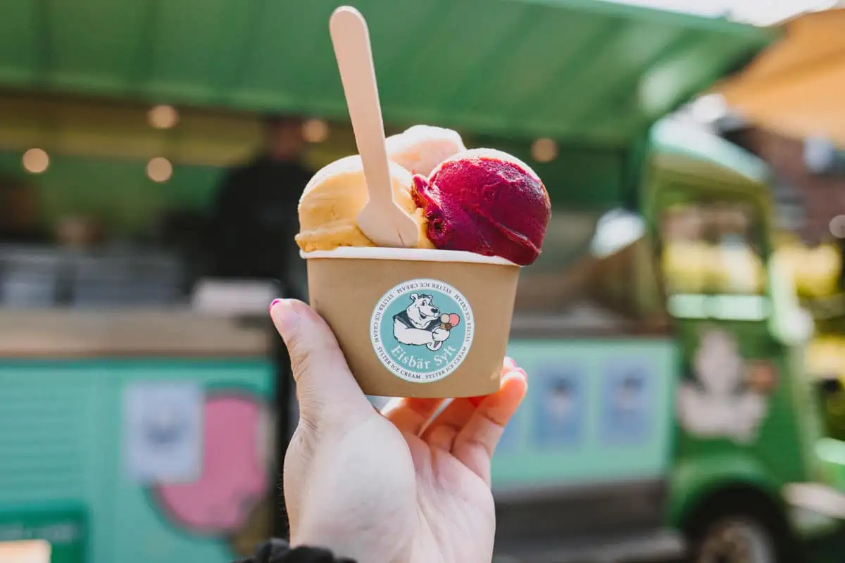 Vegan auf Sylt: Ein Becher veganes Eis mit mehreren Kugeln beim Eisbär in Keitum