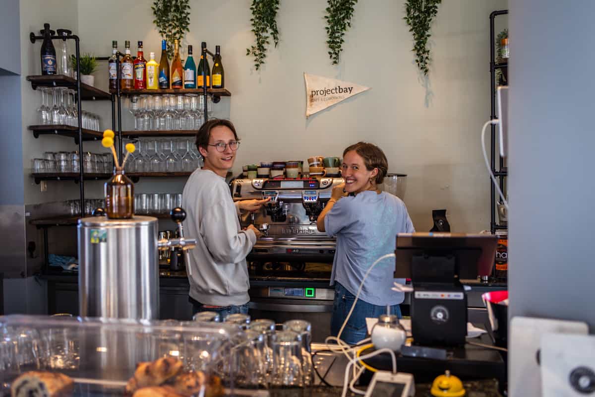 Vegan auf Sylt: Kaffee aus der Siebträgermaschine im Project Bay Café in Rantum
