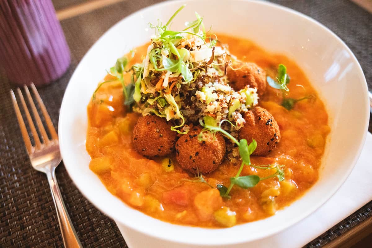 Veganes Süßkartoffel Curry mit Gemüse und Falafel in der Strandoase Sylt