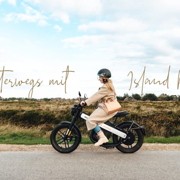 Sylt Fräulein Finja auf einem E-Roller von Island Riders Sylt