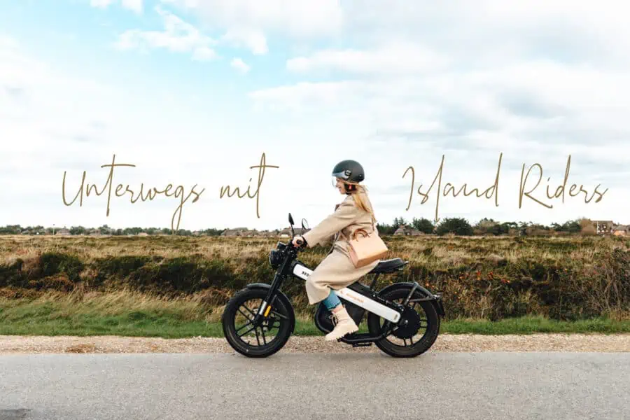 Sylt Fräulein Finja auf einem E-Roller von Island Riders Sylt