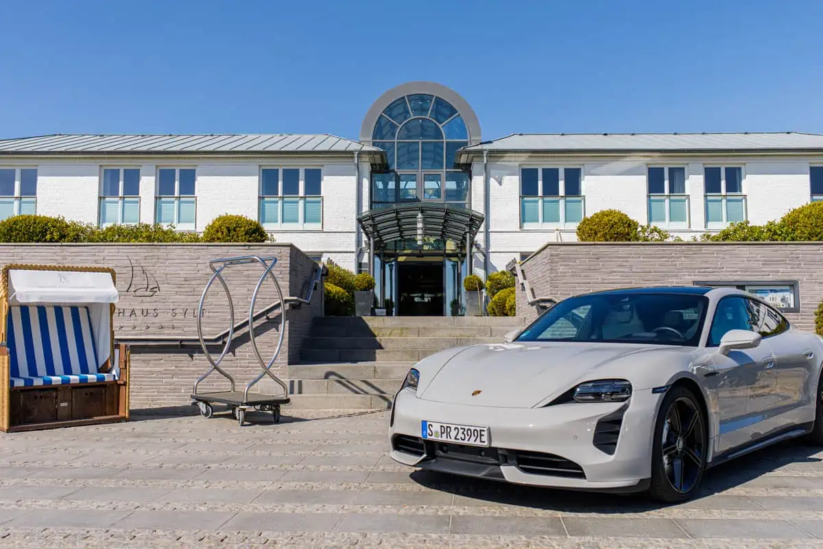 Hotel Fährhaus Sylt: Eingangsbereich mit Porsche und Strandkorb