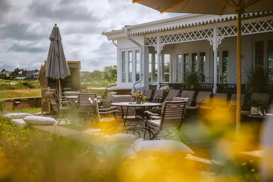 Hotel Fährhaus Sylt Munkmarsch Terrasse im Sommer