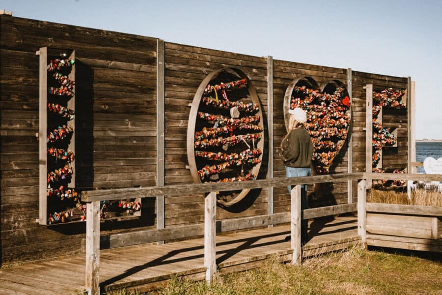 Valentinstag auf Sylt: Tipps für Date-Ideen Liebesschloss Love Wand