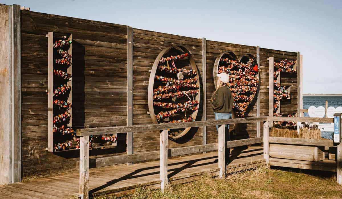 Valentinstag auf Sylt: Tipps für Date-Ideen Liebesschloss Love Wand