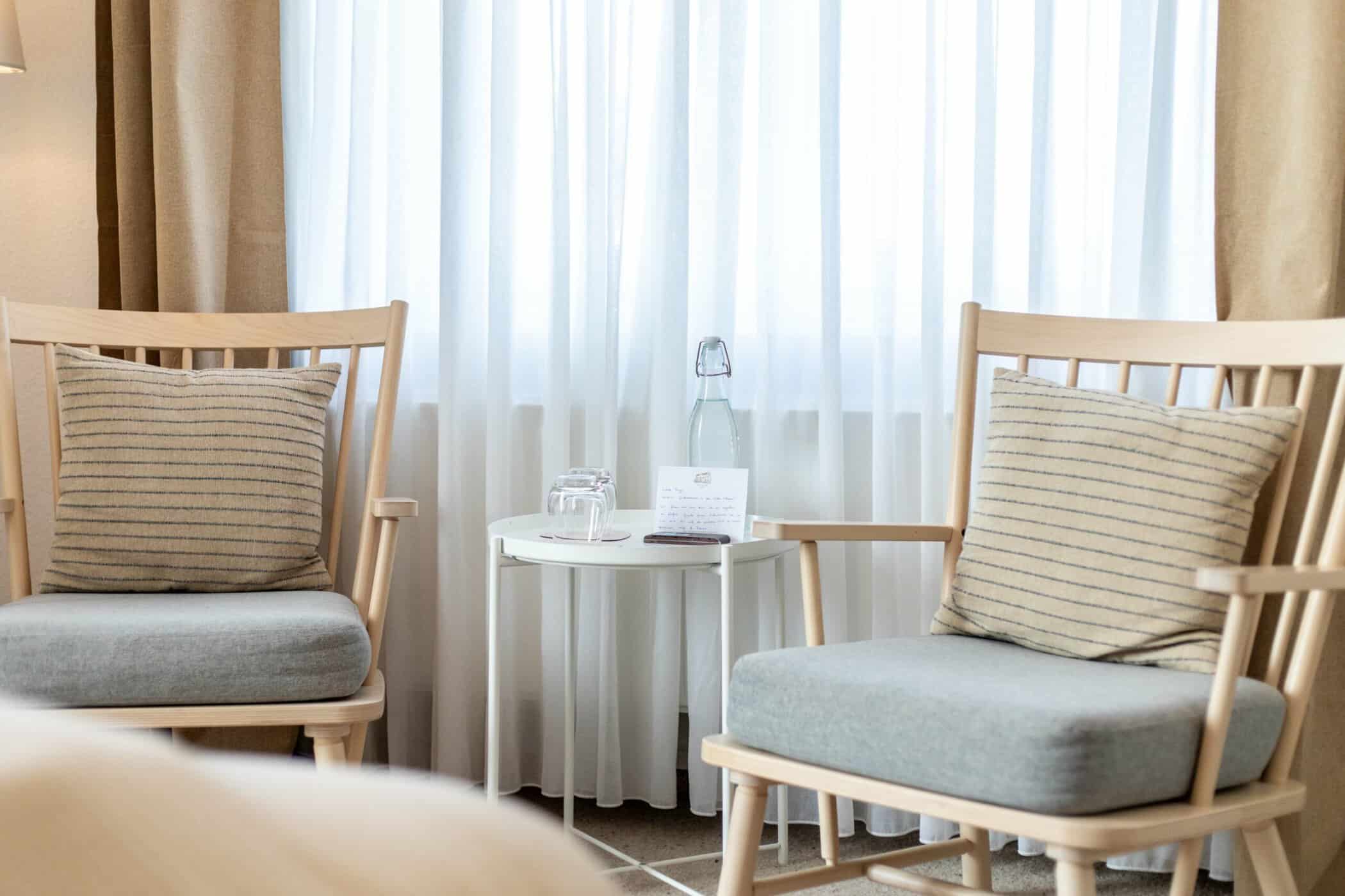 Holzsessel im Zimmer 