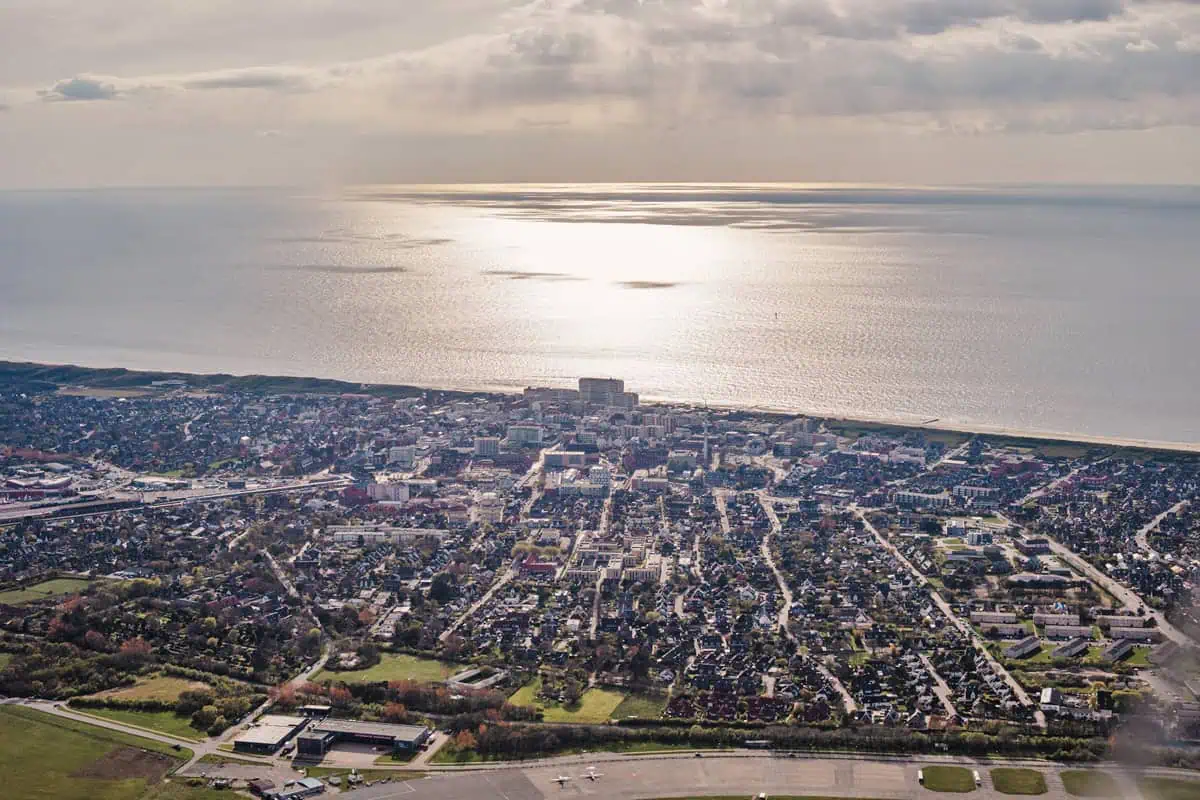 Rundflug über Sylt: Westerland von oben