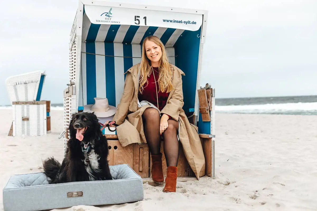 Sylt Fräulein Finja mit Josie im Strandkorb am Hundestrand in Wenningstedt
